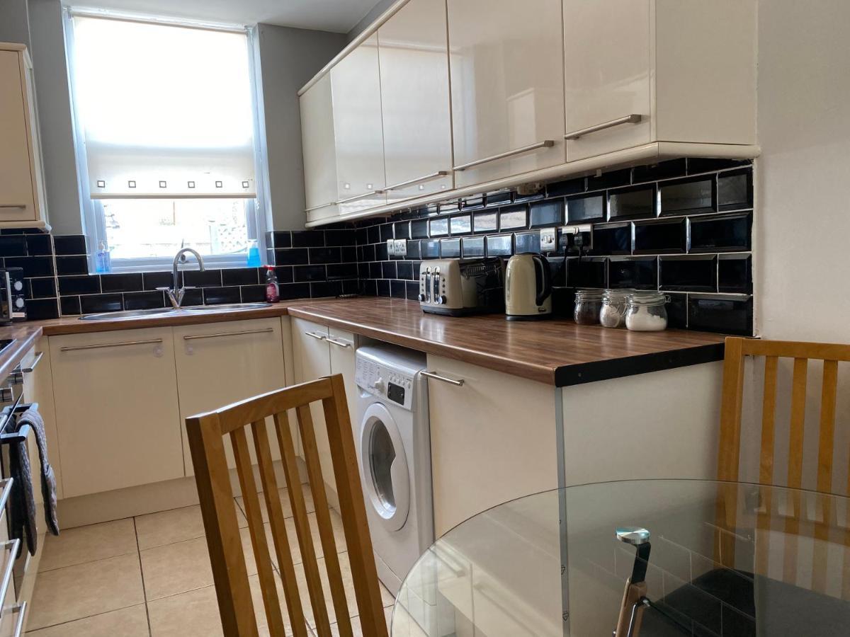 Cosy 2 Bed Flat In - Away From Apartment Swansea