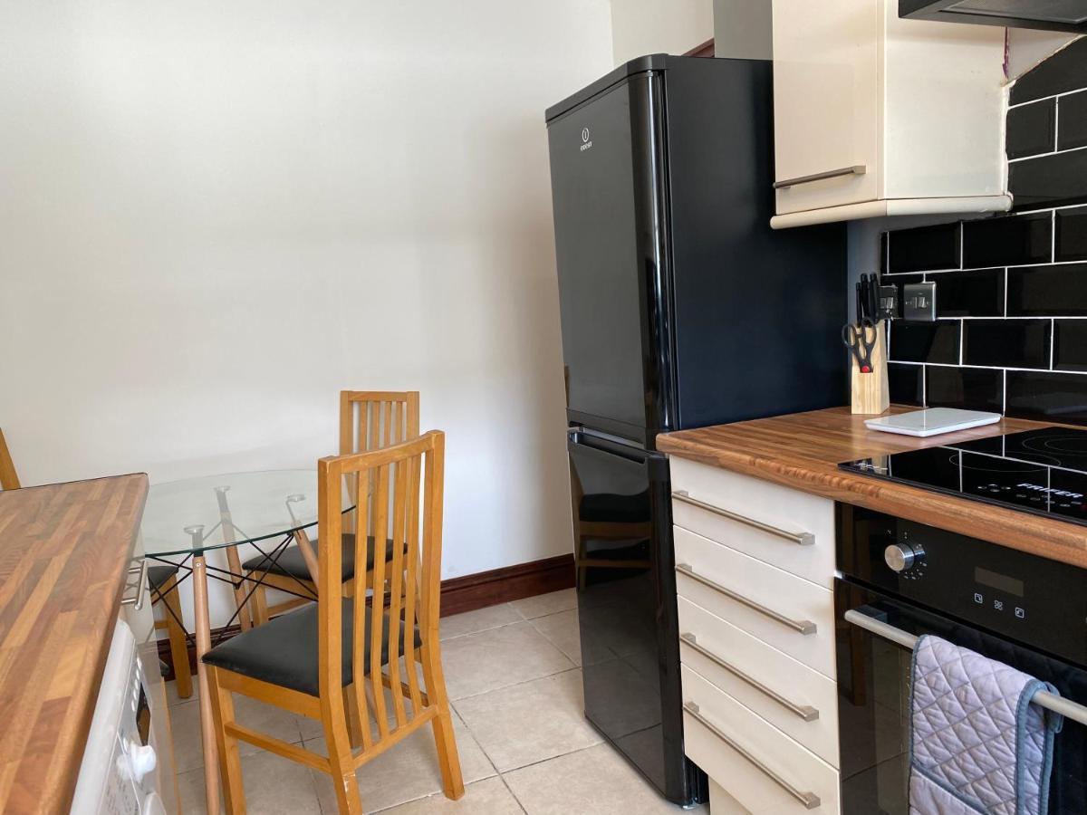 Cosy 2 Bed Flat In - Away From * Swansea